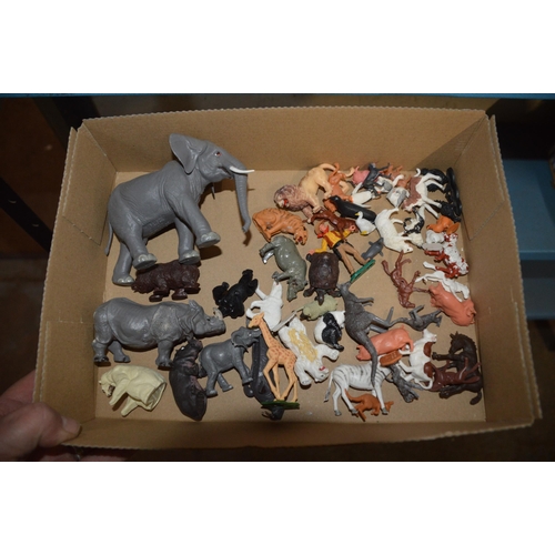 421 - box of toy farm/zoo animals etc