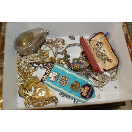 412 - qty of costume jewellery & badges