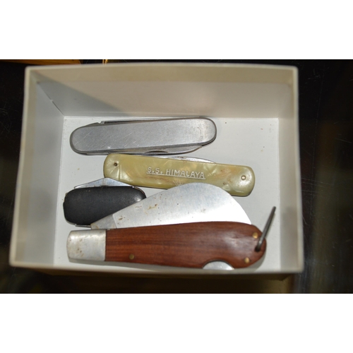 413 - 4 assorted pocket knives