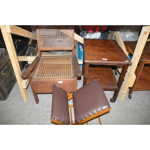 212 - 3 x small furniture items