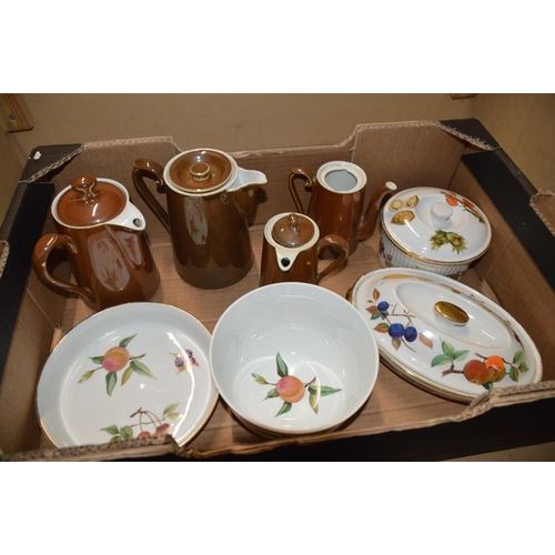 252 - box of Royal Worcester china