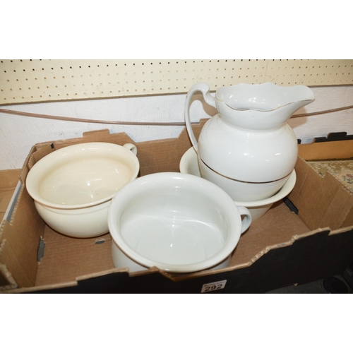 292 - 4 items of washstand china