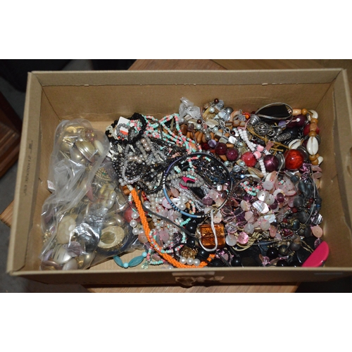 322 - box of costume jewellery