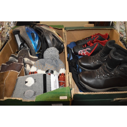 75 - 2 boxes of leisure clothing