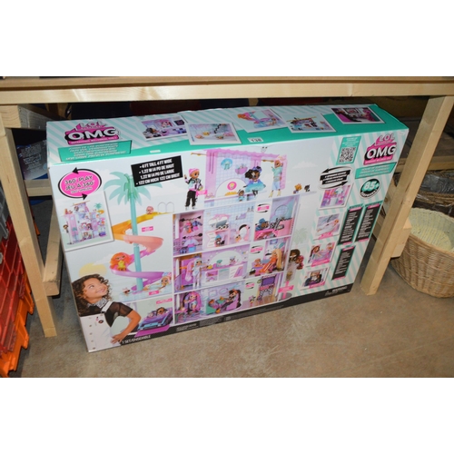 138 - boxed dolls house