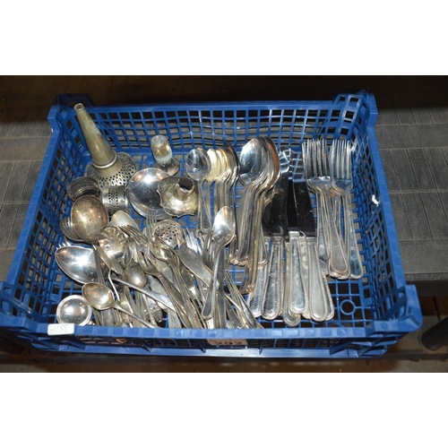 292 - basket of cutlery