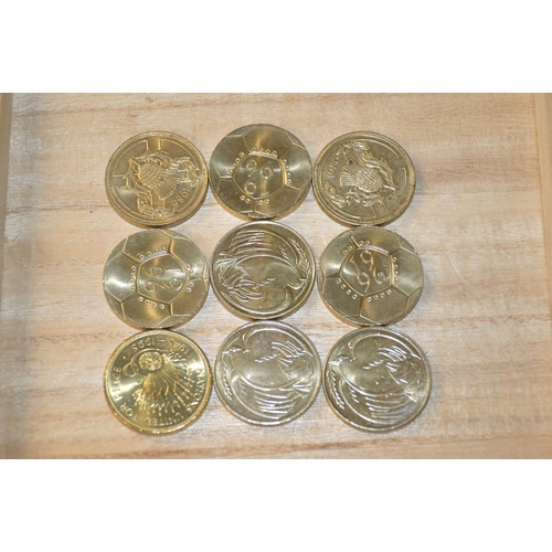 369 - 9 collectable early £2 coins