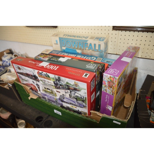 252 - box of jigsaws & games