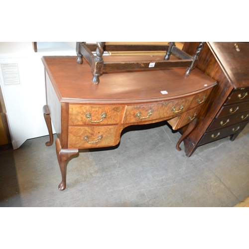 181 - dressing table/desk