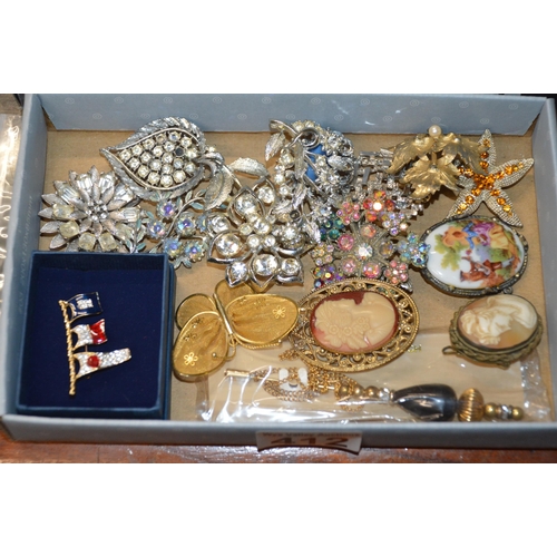 412 - qty of costume jewelry