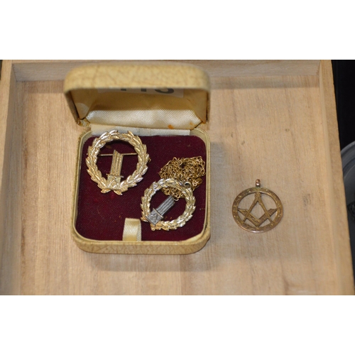 415 - 9ct masonic medallion & other