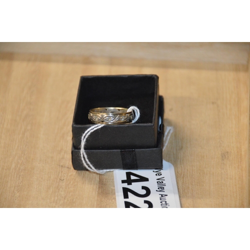 422 - 9ct gold ring, size q