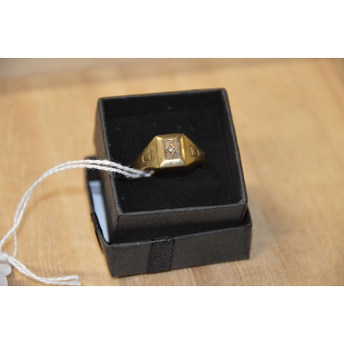 427 - 9ct gold signet ring