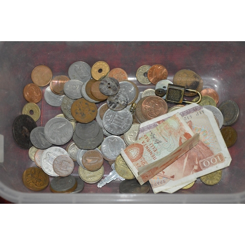 421 - tub of coins & bank notes