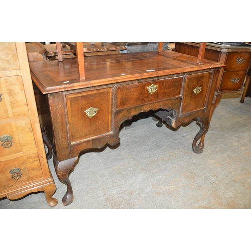 210 - desk/dressing table