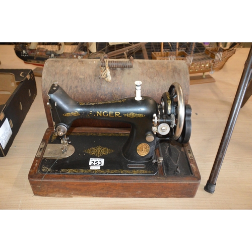 253 - singer sewing machine