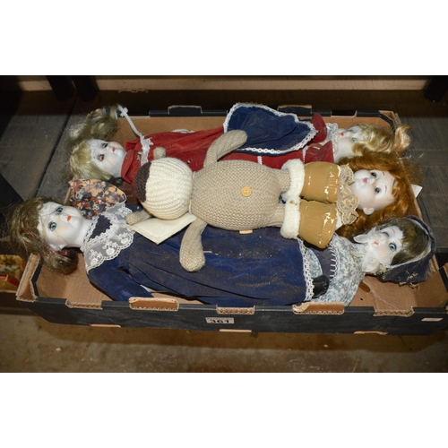 361 - qty of dolls