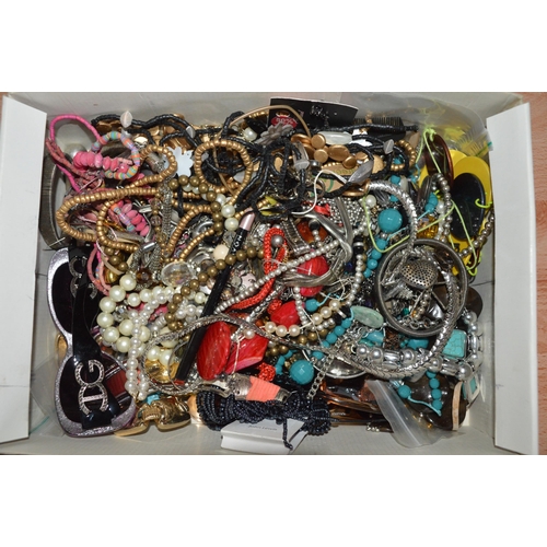 415 - qty of costume jewellery