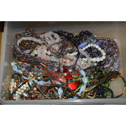 439 - tray of costume jewellery