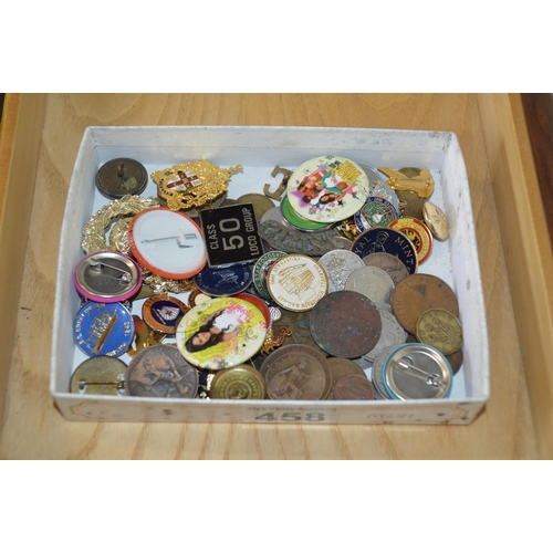 458 - qty of coins/pin badges