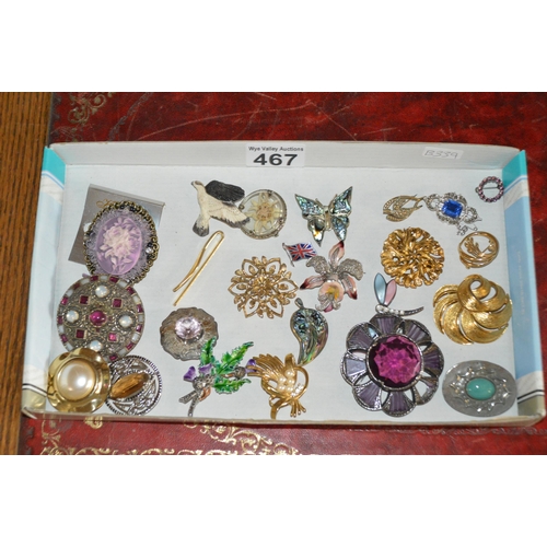 467 - tray of brooches etc.