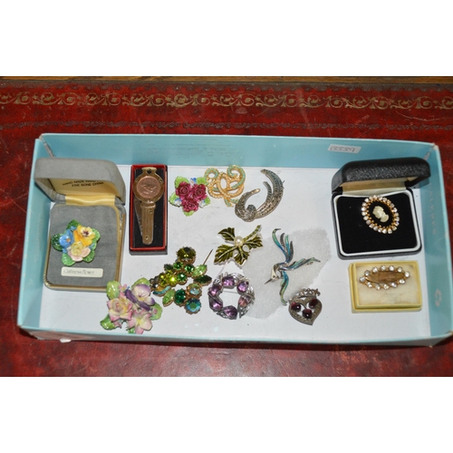 468 - tray of brooches etc.