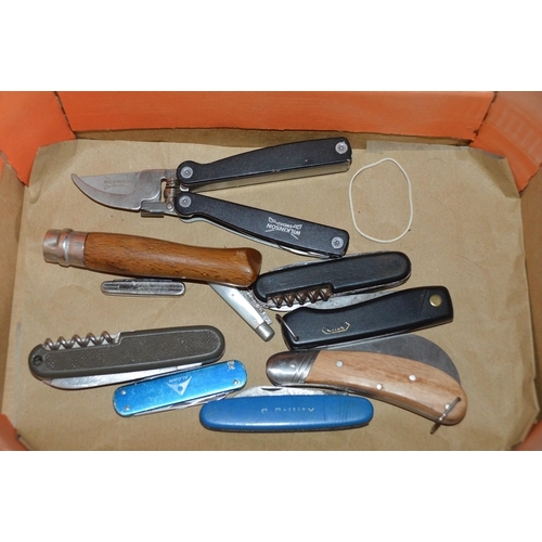 451 - tray of pocket knives/corkscrews