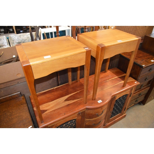 162 - 2 side tables