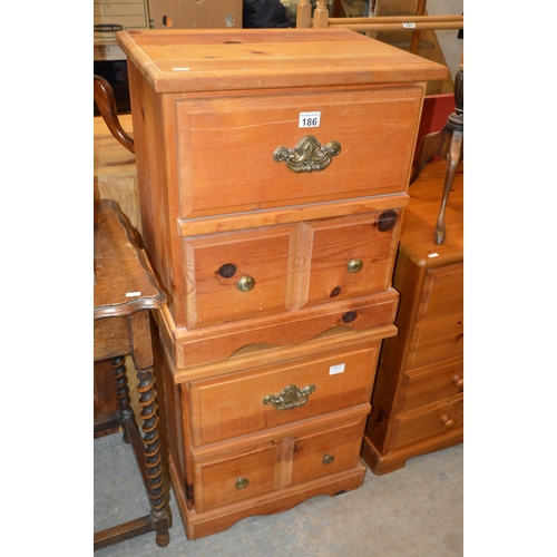 186 - 2 bedside drawers