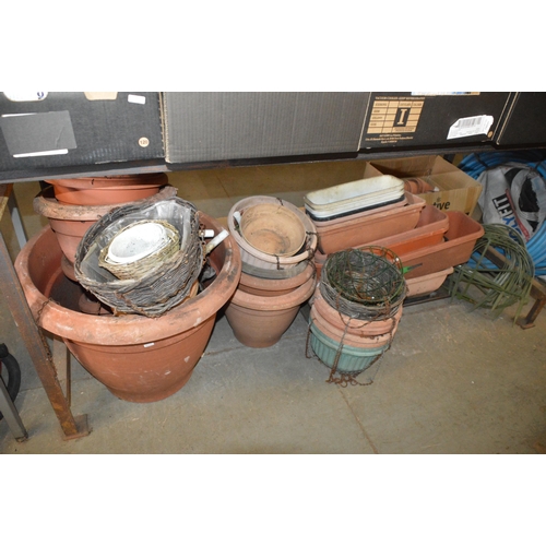 62 - bay of garden pots/hanging baskets