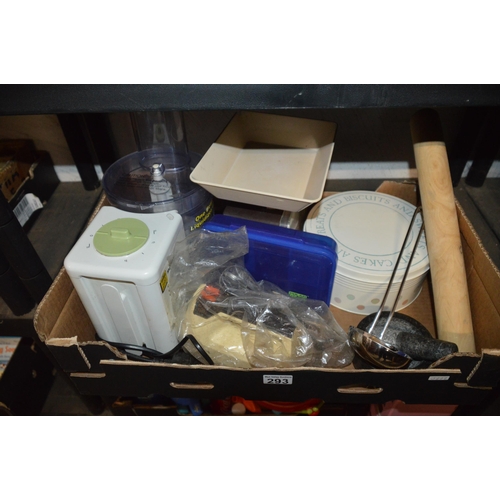 293 - box of kitchen items