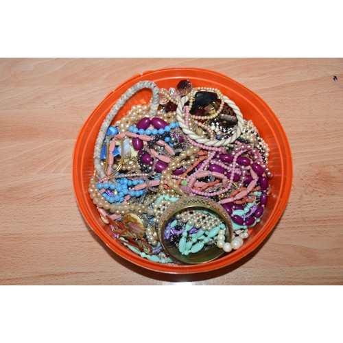 382 - tub of costume jewellery