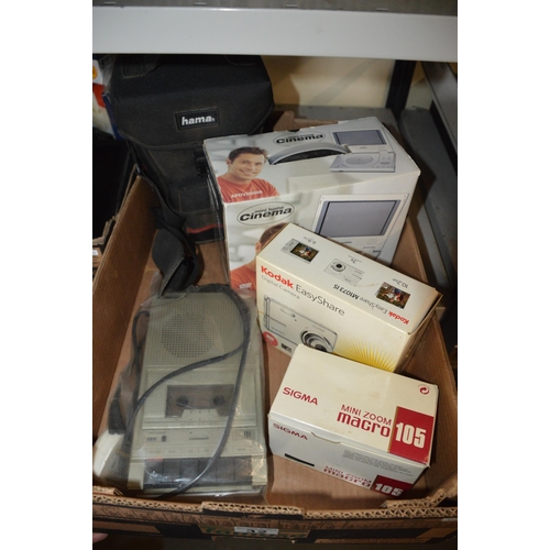 32 - box of electrical goods