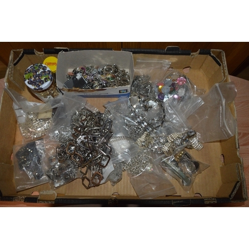 440 - box of jewellery