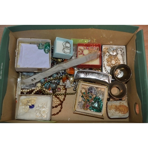 369 - box of jewellery