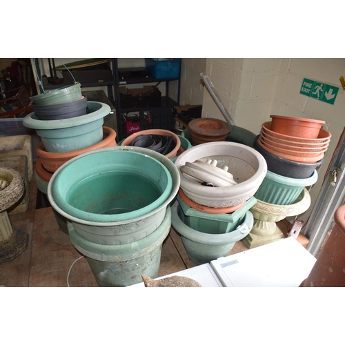 198 - large qty of garden plant pots