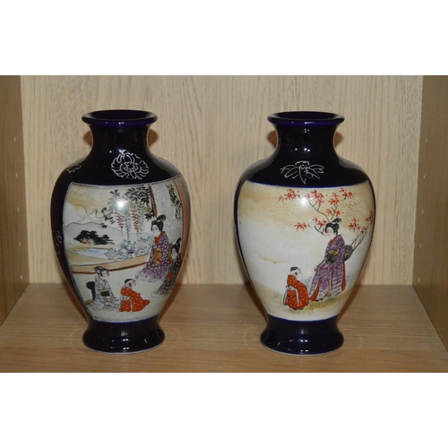 387 - 2 oriental vases