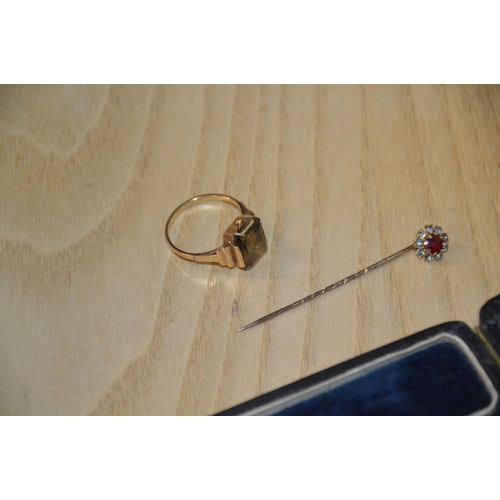 402 - 9ct gold ring & pin