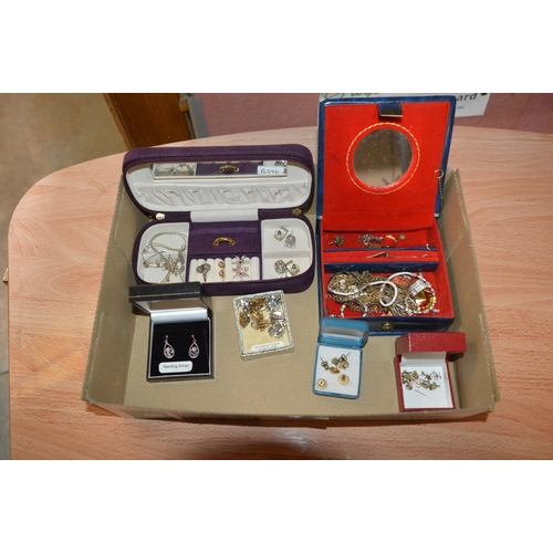 405 - box of jewellery