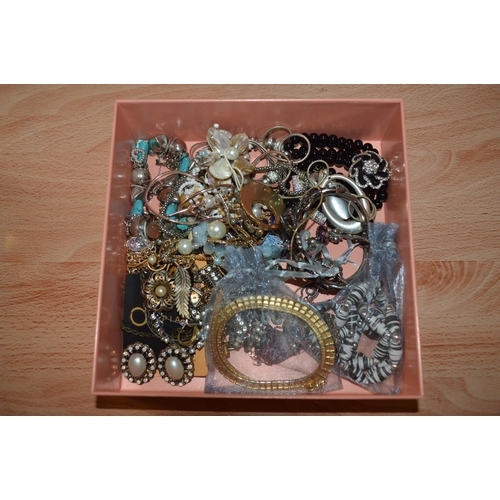 404 - box of jewellery