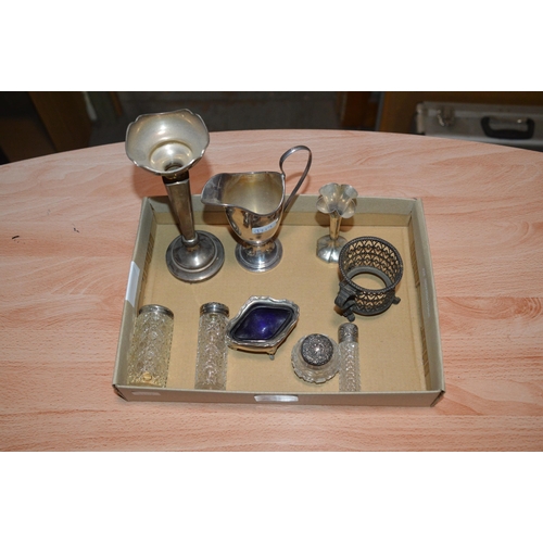 421 - tray of assorted silver items