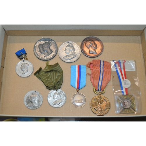 346 - tray of various medals