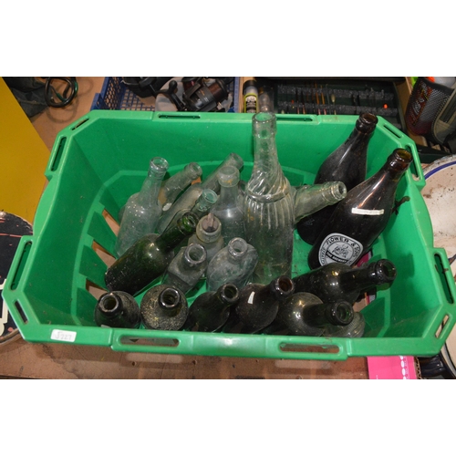 88 - tub of assorted glass bottles