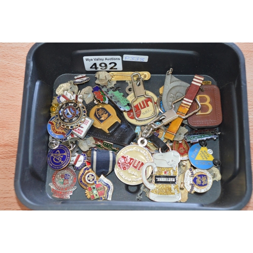 492 - tray of various badges