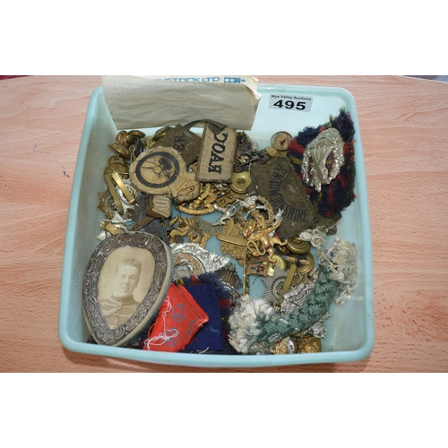 495 - tub of various badges & patches