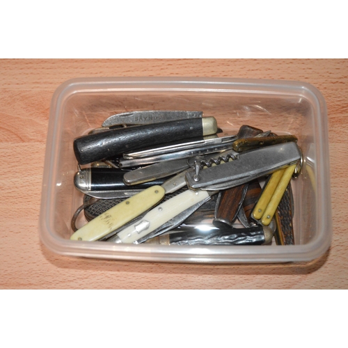 468 - tub of assorted pocket knives