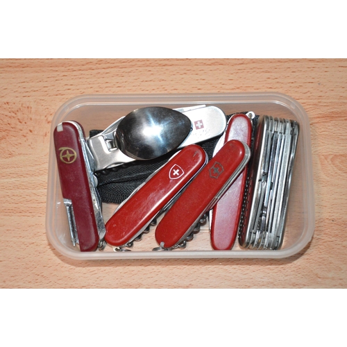 469 - tub of assorted pocket knives