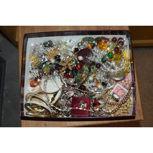 388 - tray of jewellery