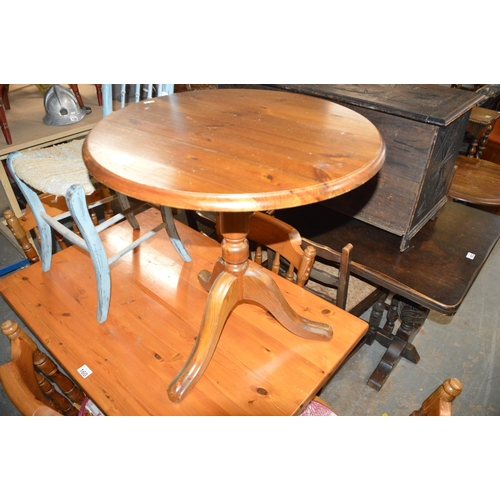 162 - pine round table