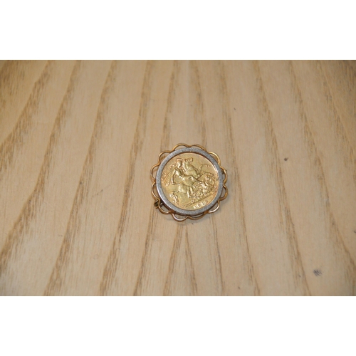 321 - 1913 half sovereign in 9ct brooch mount